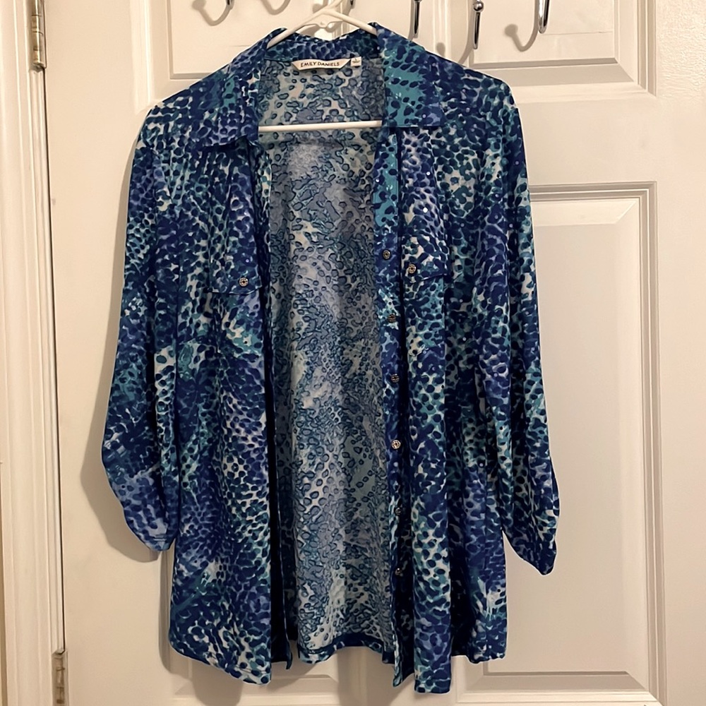 Amazingly Beautiful teal multi colored blouse No fuzzies, No stains or tares.